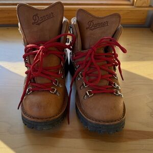Danner Women’s Mountain Light Cascade boots, size 10